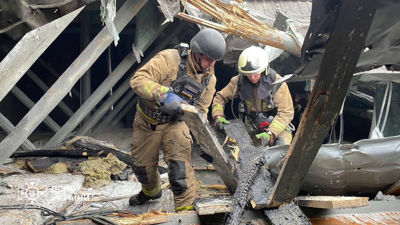 Момент удара России по роддому в Сумах попал на видео: из-за прилета начался пожар, очевидцы рассказали о пережитом. Видео