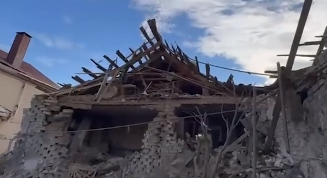 На Херсонщине враг ударил по домам, где жили семьи с детьми: погибла женщина, возросло количество пострадавших. Видео