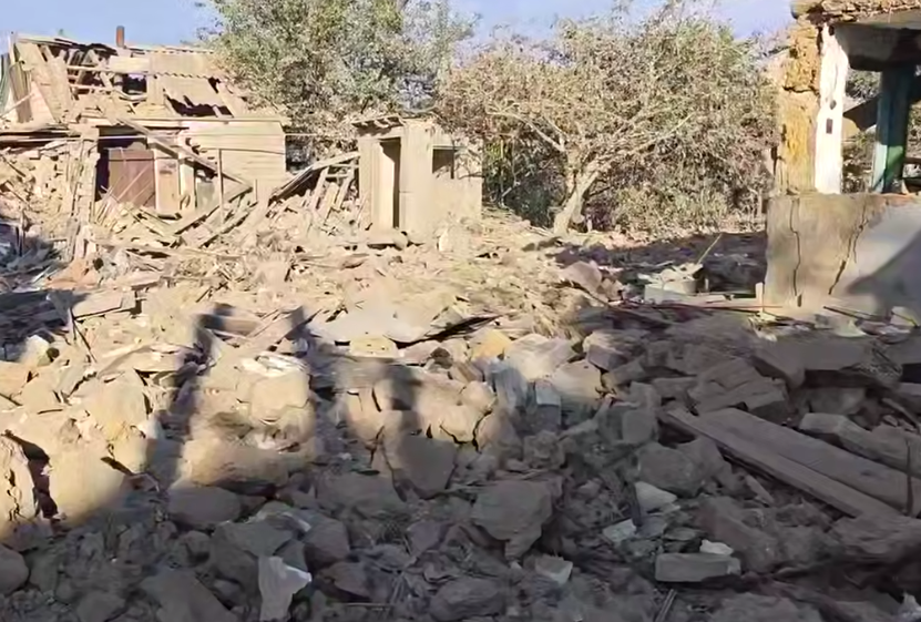 На Херсонщине враг ударил по домам, где жили семьи с детьми: погибла женщина, возросло количество пострадавших. Видео