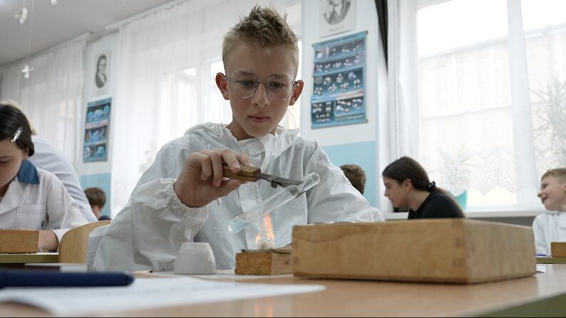 Исследование показало, почему ученики боятся химии в школе: многое зависит от учителя