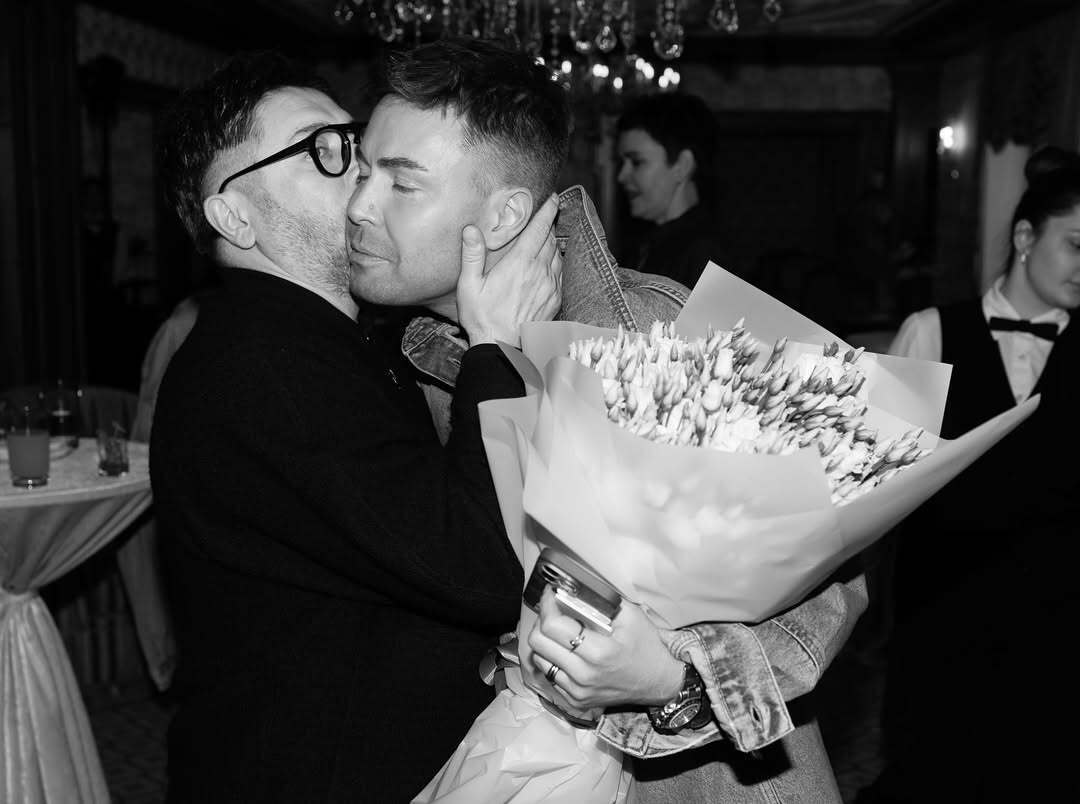 51-річний Олексій Суханов показав фото, де цілує чоловіка, та відповів коментаторам із "хворою уявою"