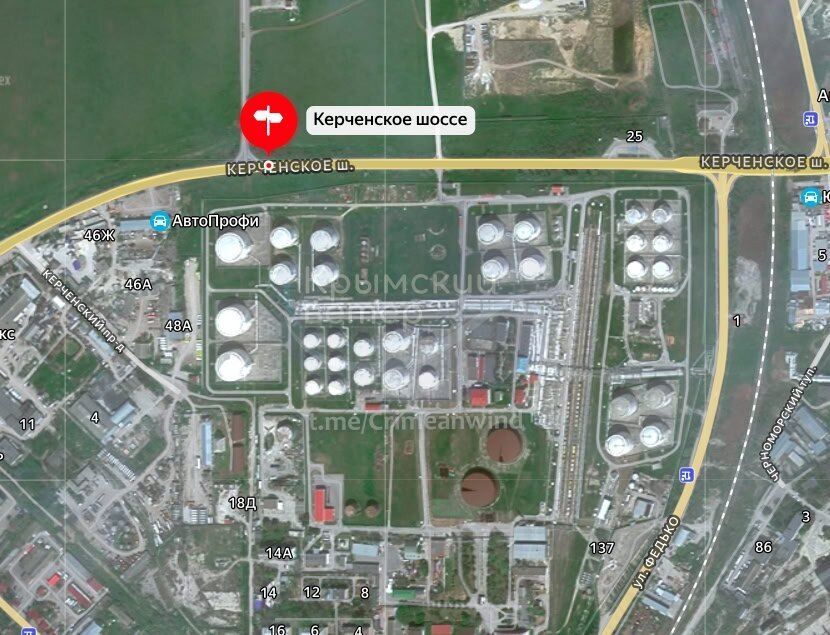 У Феодосії дрони уразили одну з найбільших нафтобаз Криму, спалахнула пожежа. Фото і відео