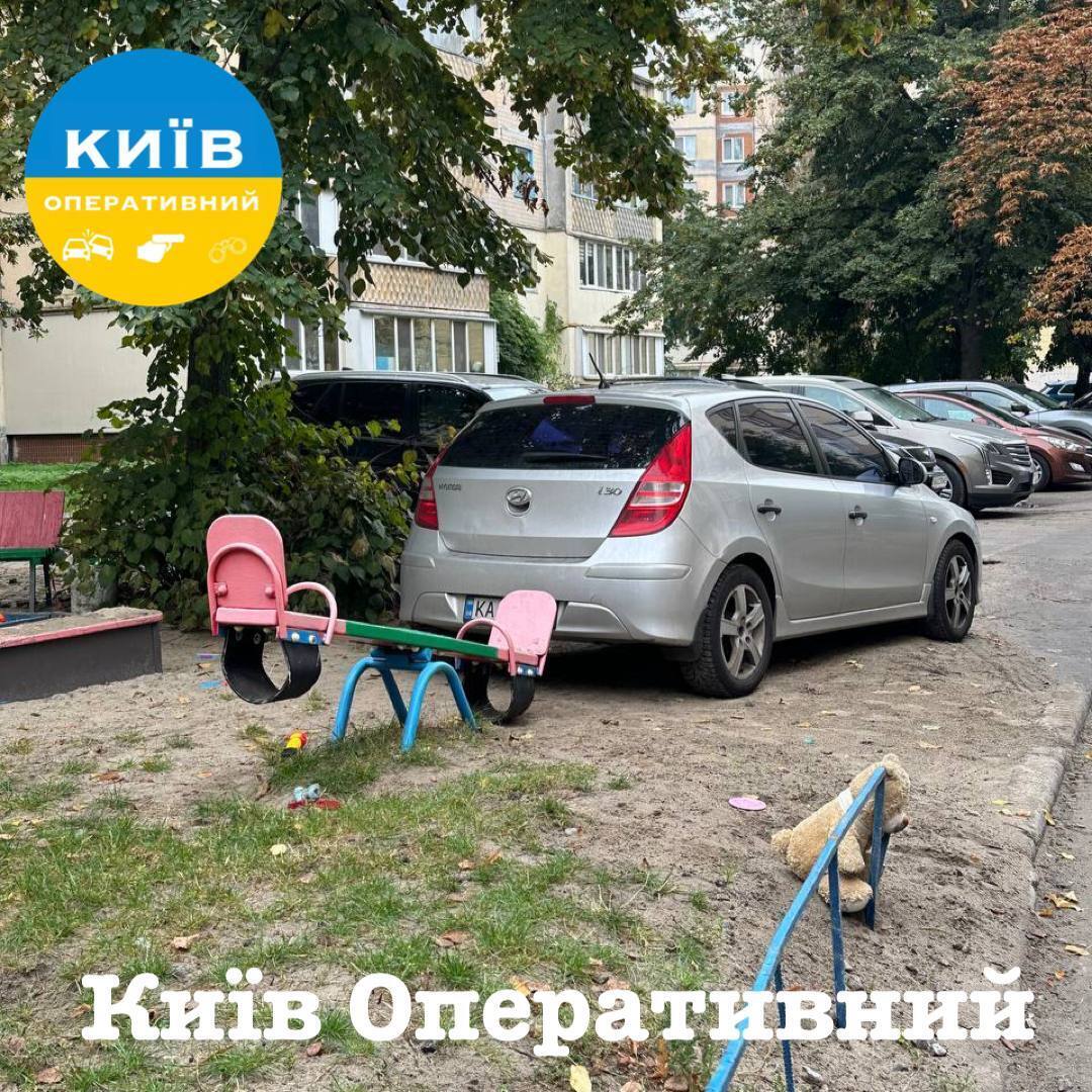 У Києві "герой паркування" залишив машину на дитячому майданчику впритул до гойдалки. Фото