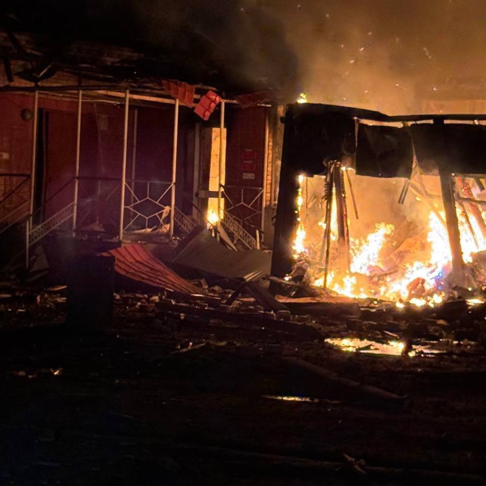 Ворог перетворив посилки на попіл: внаслідок обстрілу знищено відділення "Нової пошти" у Донецькій області. Фото