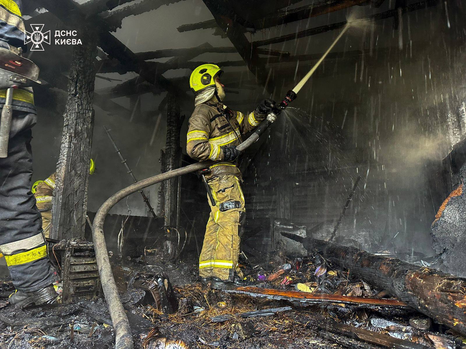 В Киеве вспыхнул пожар в двухэтажном здании: погиб человек. Фото