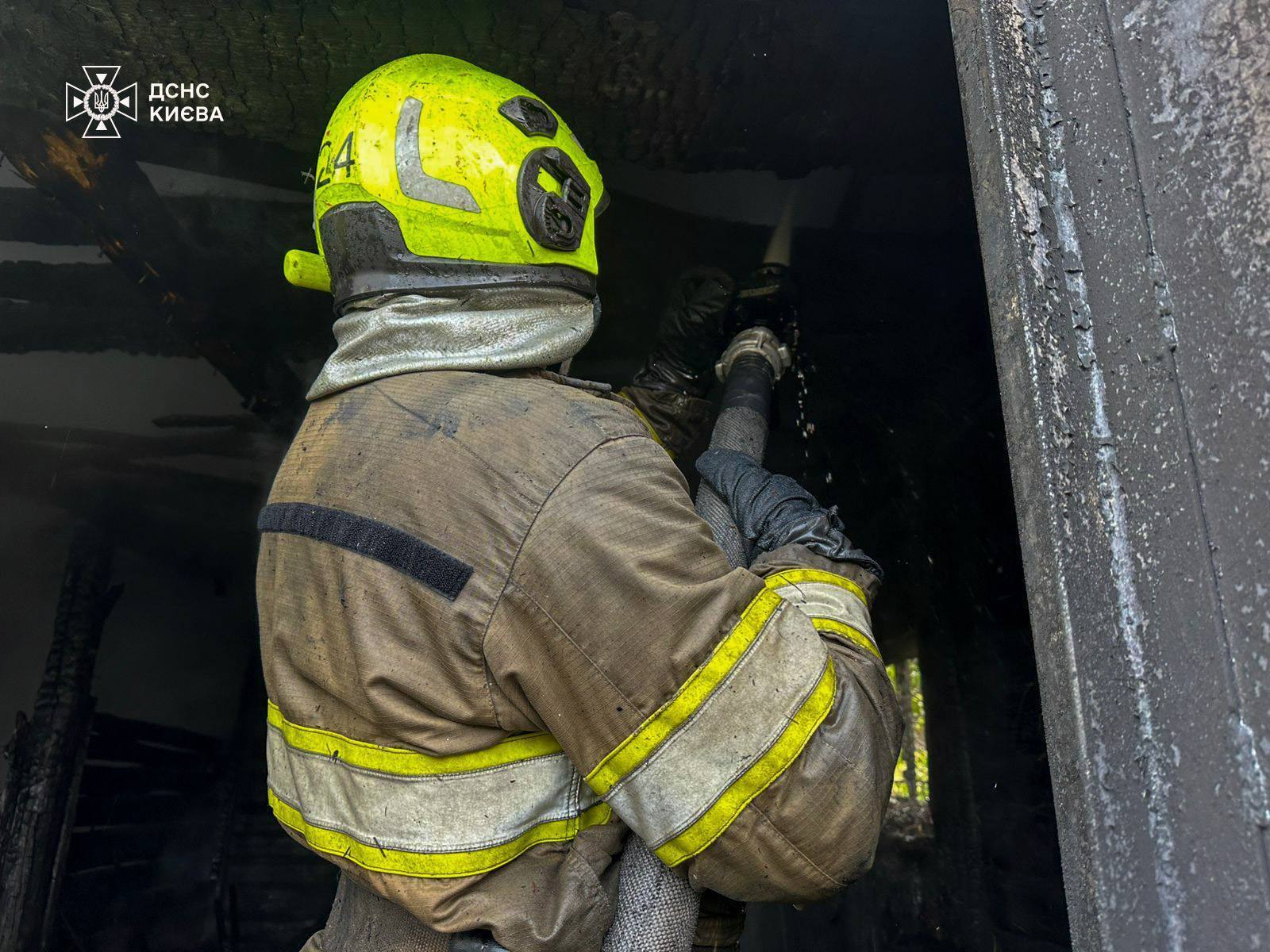 В Киеве вспыхнул пожар в двухэтажном здании: погиб человек. Фото