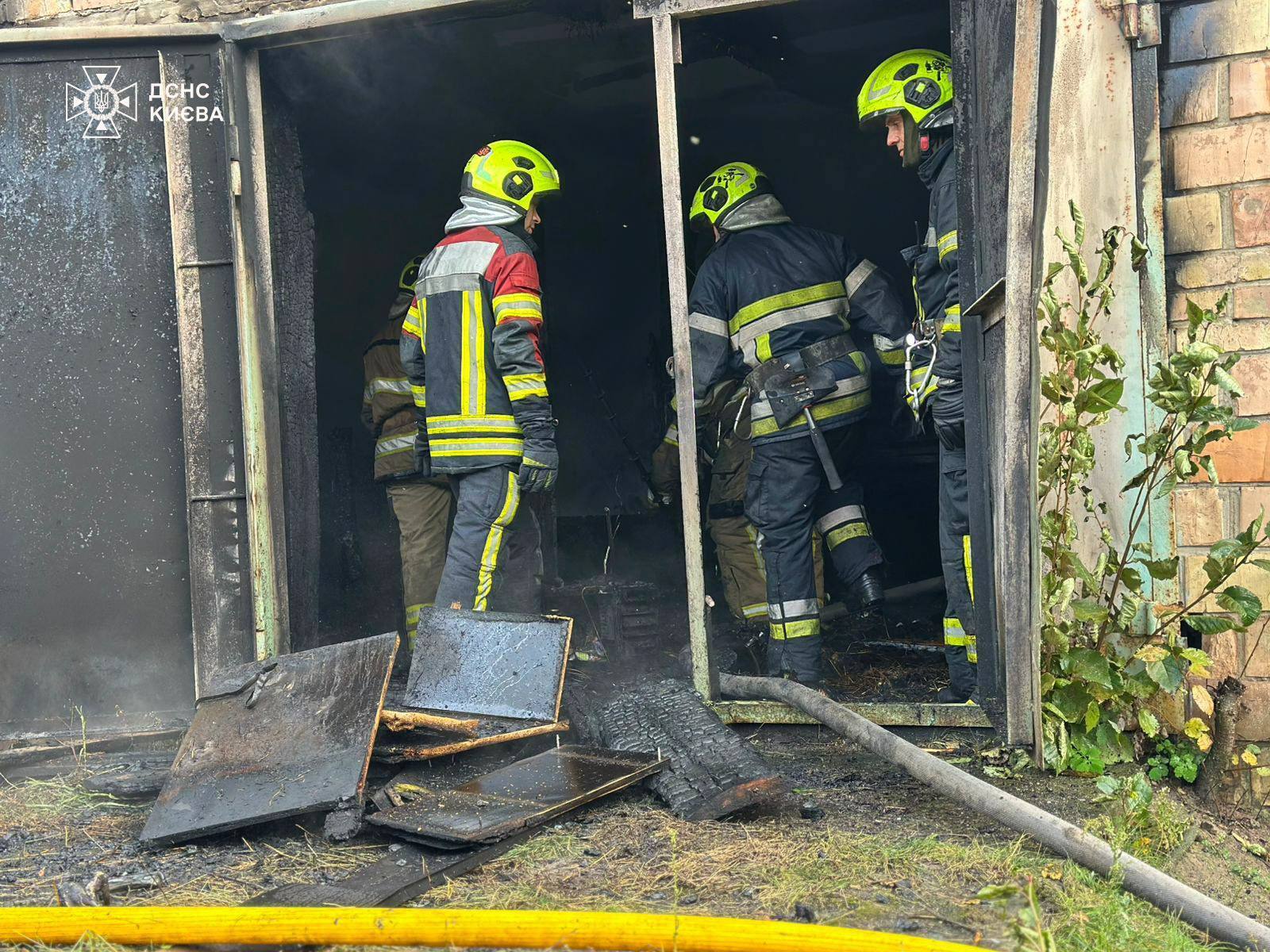 В Киеве вспыхнул пожар в двухэтажном здании: погиб человек. Фото
