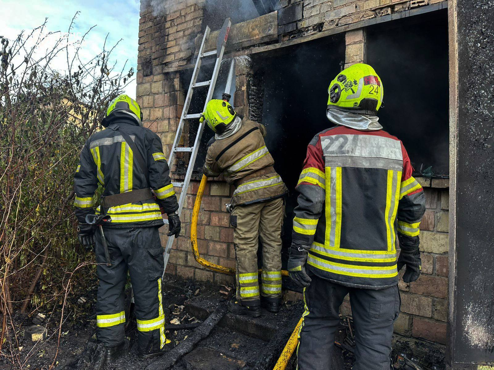 В Киеве вспыхнул пожар в двухэтажном здании: погиб человек. Фото