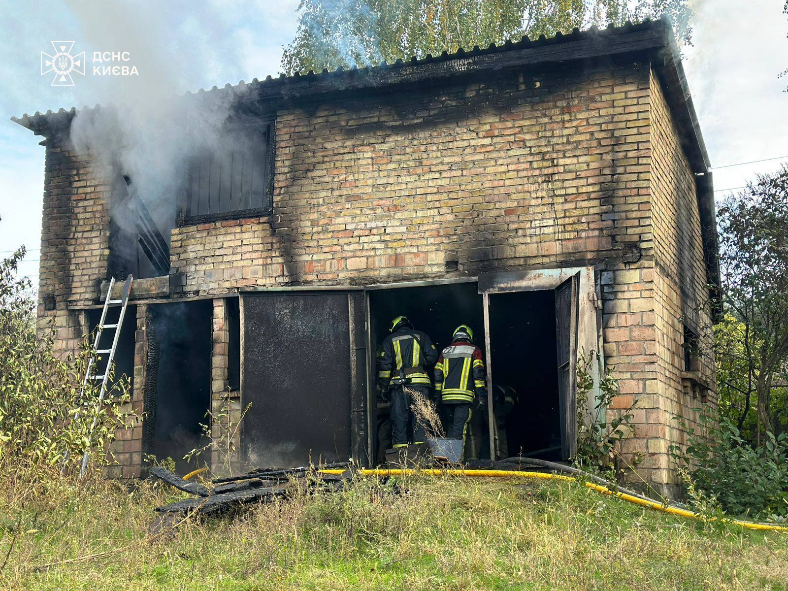 В Киеве вспыхнул пожар в двухэтажном здании: погиб человек. Фото
