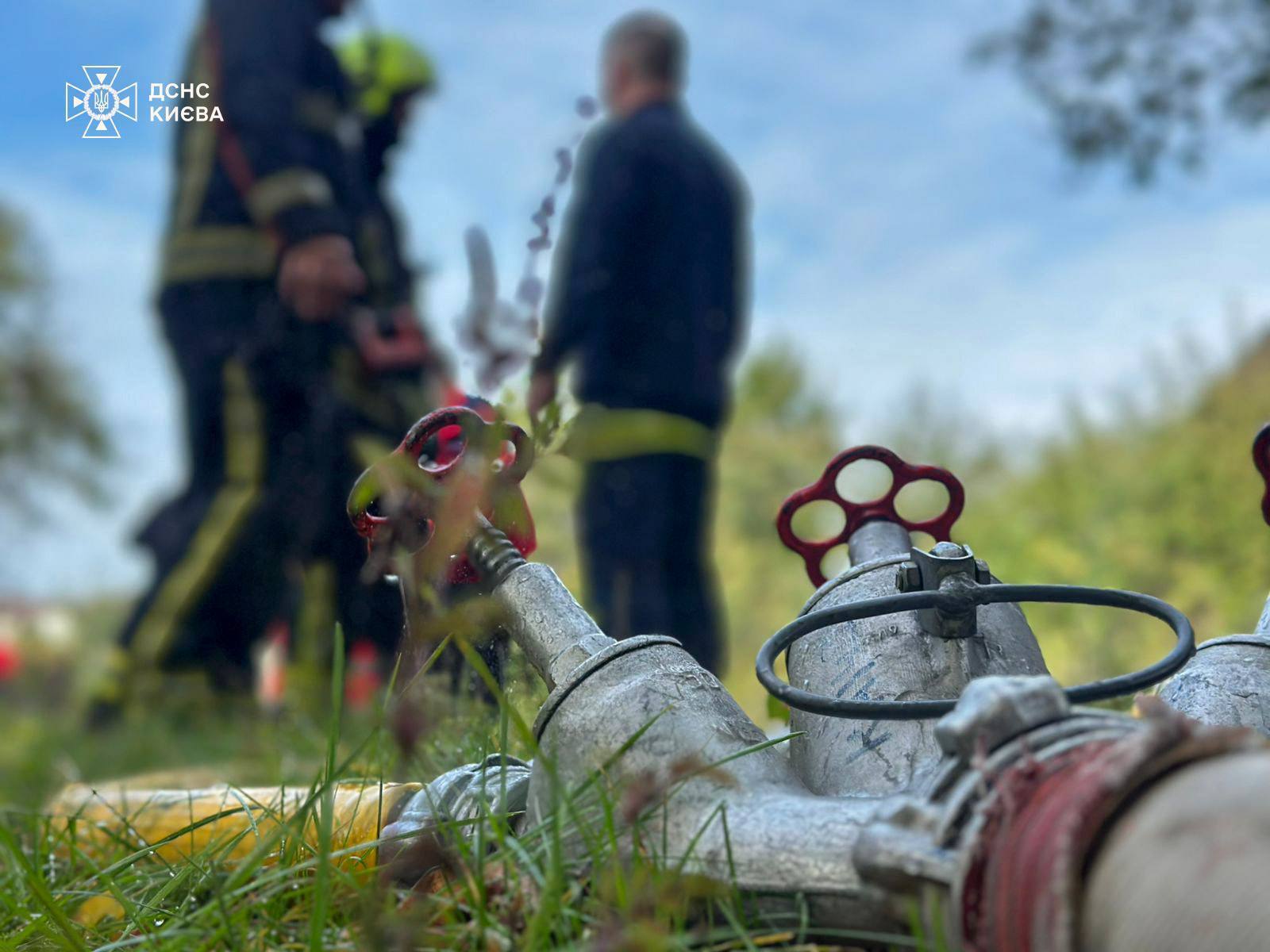 В Киеве вспыхнул пожар в двухэтажном здании: погиб человек. Фото