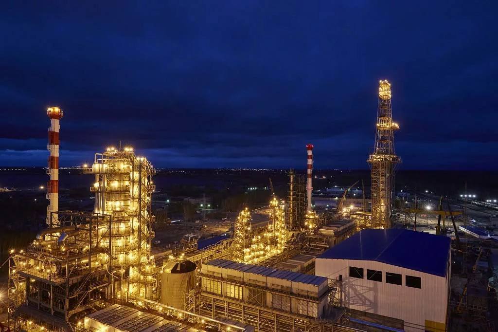 Новий рекорд: дрони атакували НПЗ у російській Тюмені на відстані 2000 км від України. Фото, відео