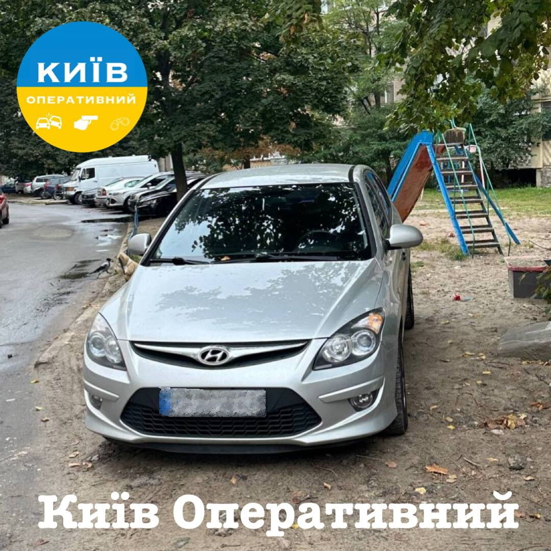 У Києві "герой паркування" залишив машину на дитячому майданчику впритул до гойдалки. Фото