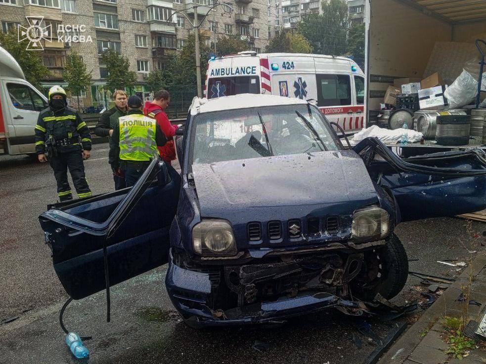 У Києві зіткнулись два легковики: рятувальники деблокували двох постраждалих з понівеченого авто. Фото