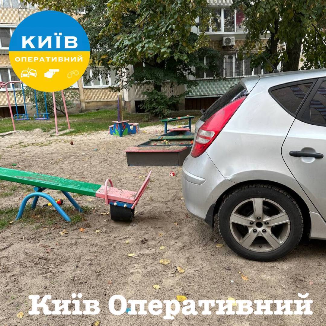 У Києві "герой паркування" залишив машину на дитячому майданчику впритул до гойдалки. Фото