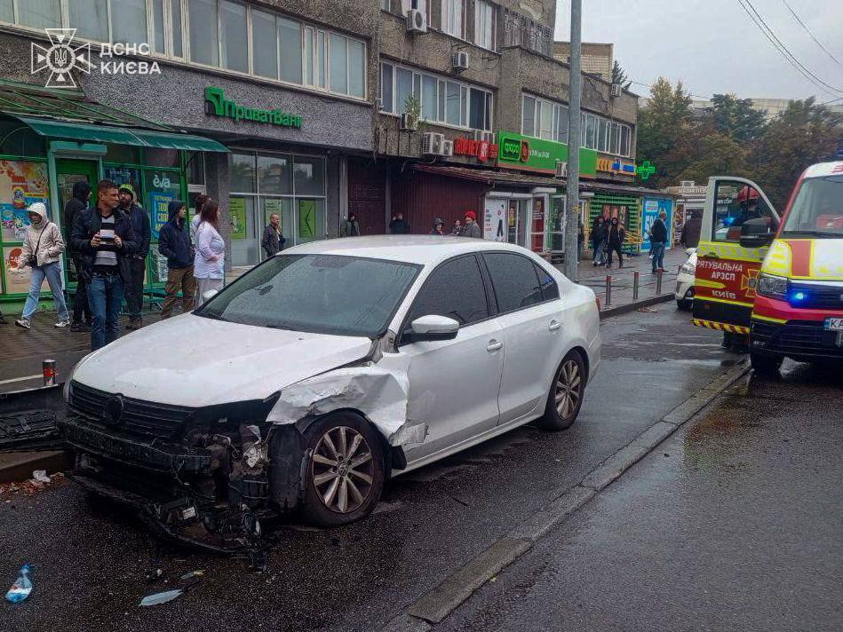 У Києві зіткнулись два легковики: рятувальники деблокували двох постраждалих з понівеченого авто. Фото