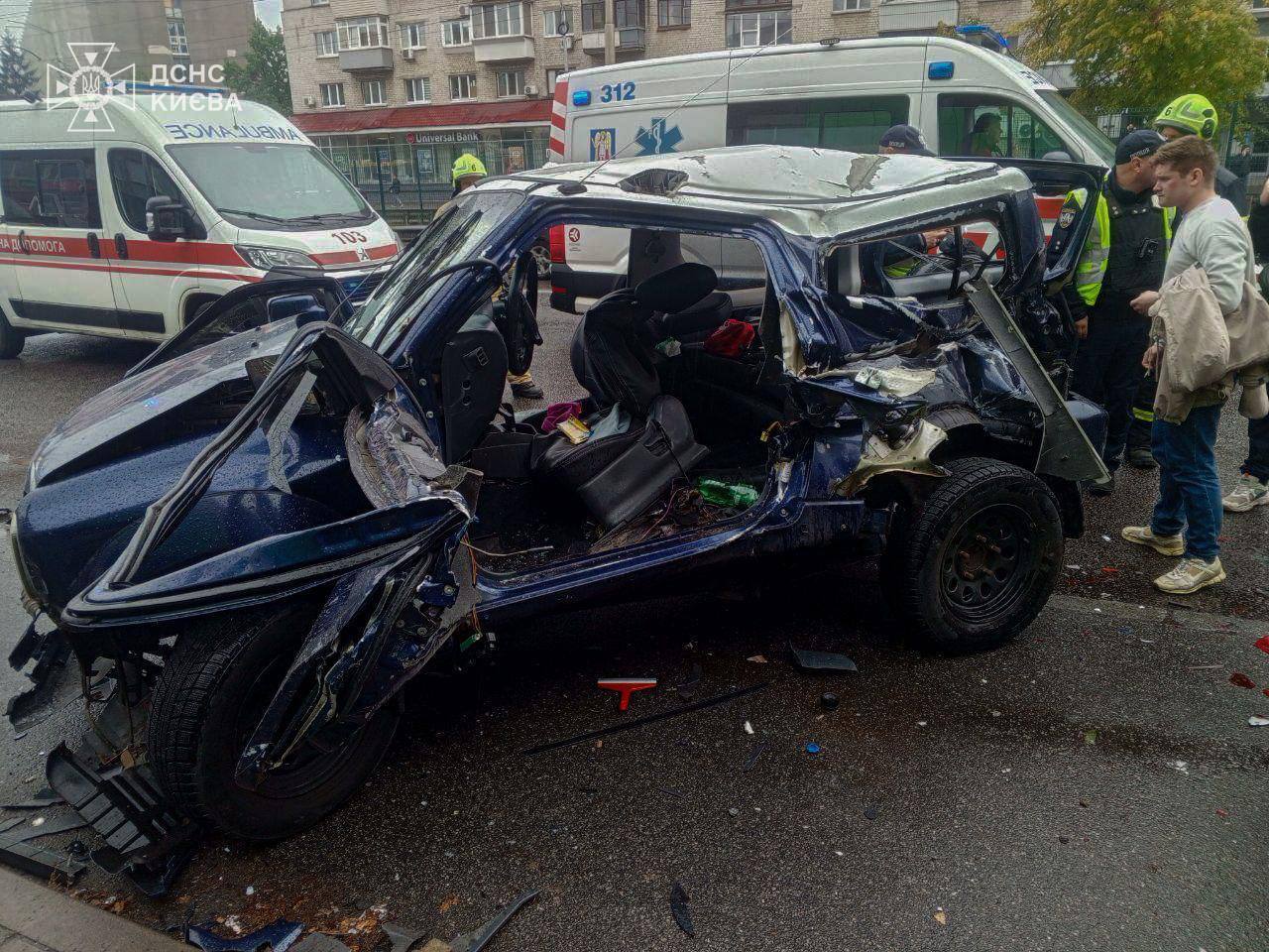 У Києві зіткнулись два легковики: рятувальники деблокували двох постраждалих з понівеченого авто. Фото