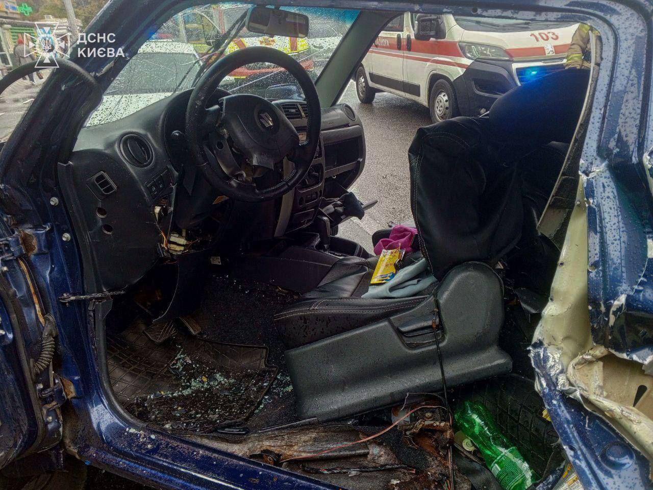 У Києві зіткнулись два легковики: рятувальники деблокували двох постраждалих з понівеченого авто. Фото