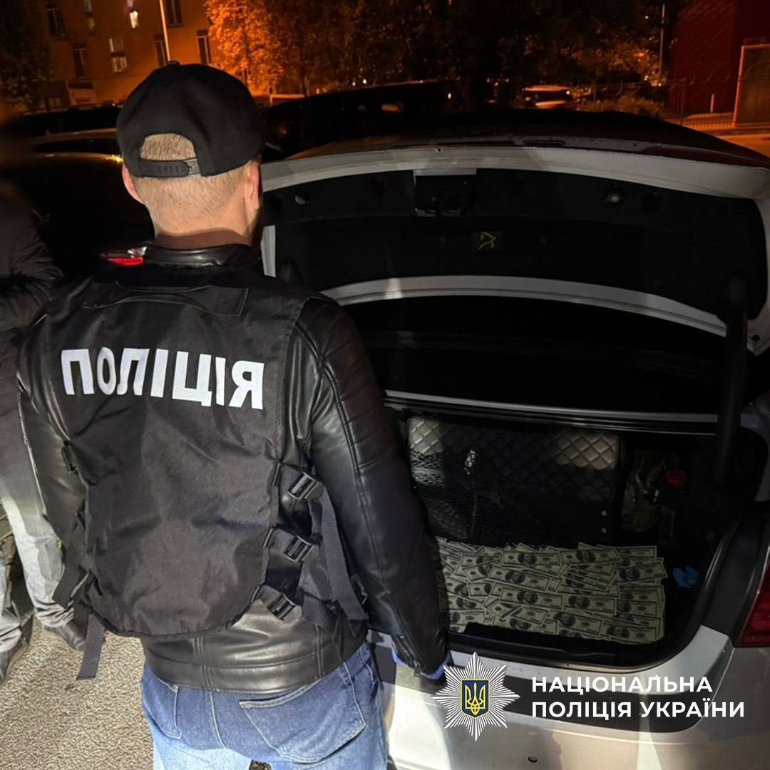 В Киеве госслужащий решил заработать на уклонисте $36 тысяч. Подробности, фото и видео