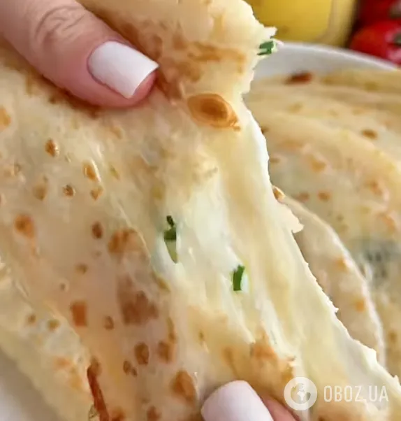 Эластичные блины-чебуреки с вкусной начинкой для перекуса: самый простой рецепт вкусного блюда