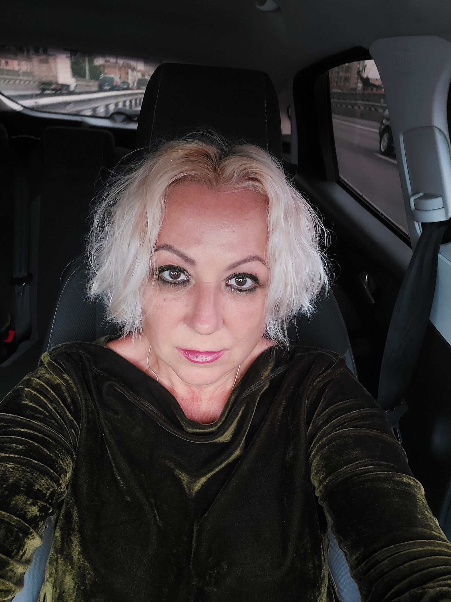 Валялась на земле и спала под психбольницей. Звезда сериалов "Квартала 95" опозорилась на всю Украину из-за ТЦК. Видео полиции разоблачило правду