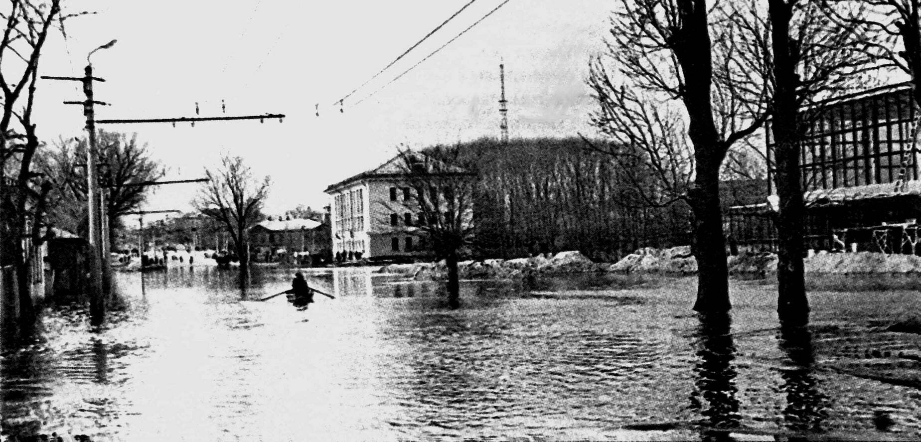 Плавали човнами: у мережі показали старі фото повені у Чернігові