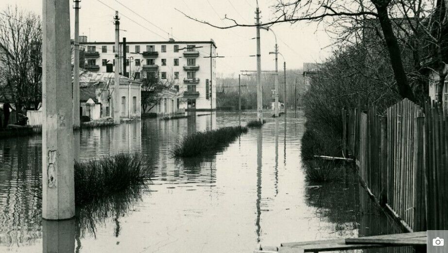 Плавали човнами: у мережі показали старі фото повені у Чернігові