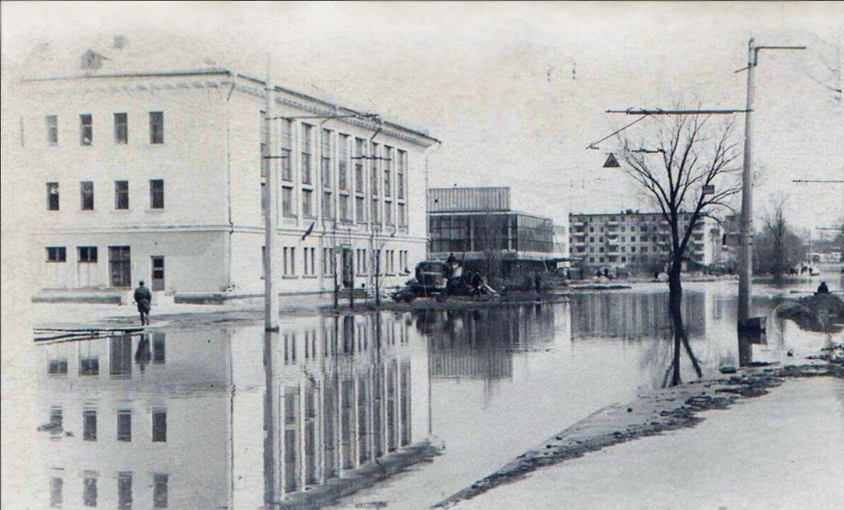 Плавали човнами: у мережі показали старі фото повені у Чернігові