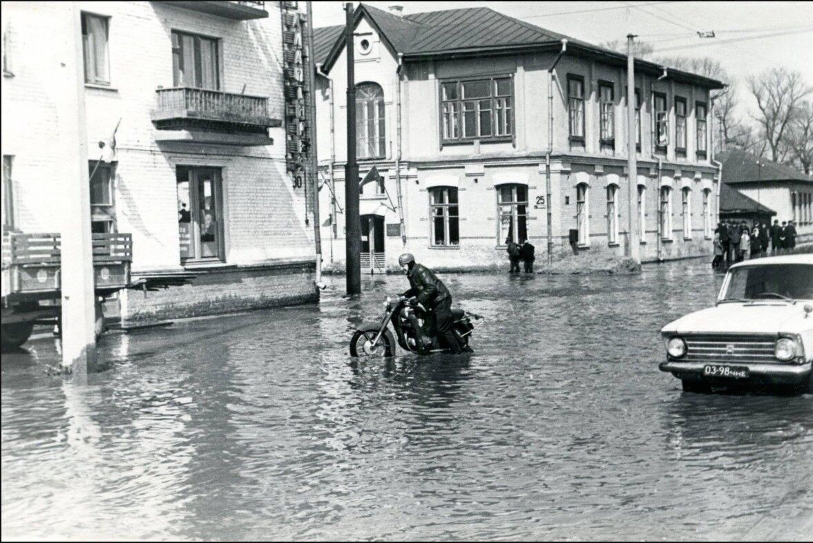 Плавали човнами: у мережі показали старі фото повені у Чернігові