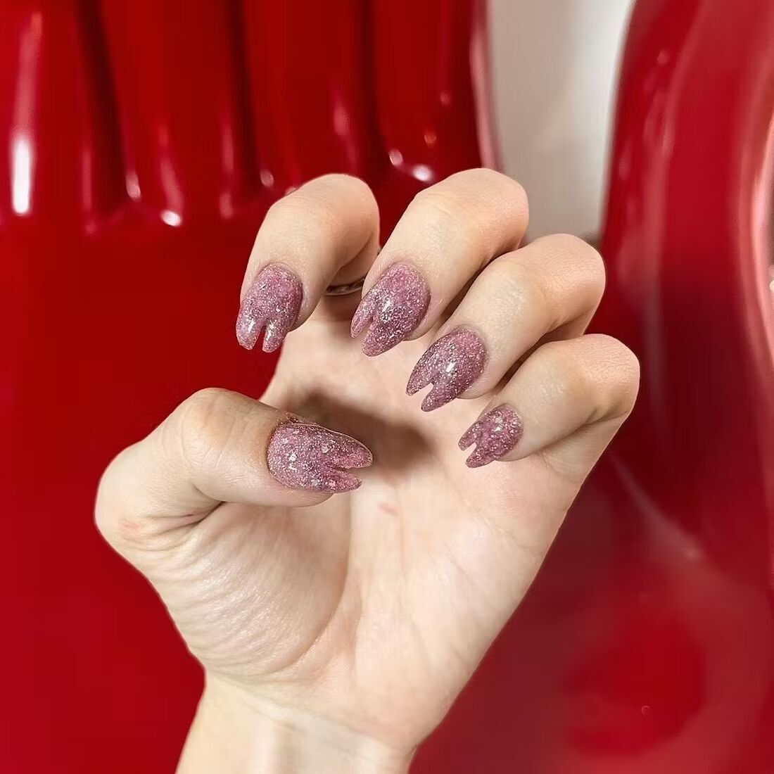 Самый модный прорыв 2025 года. Как выглядят ногти таби и что у них общего с обувью