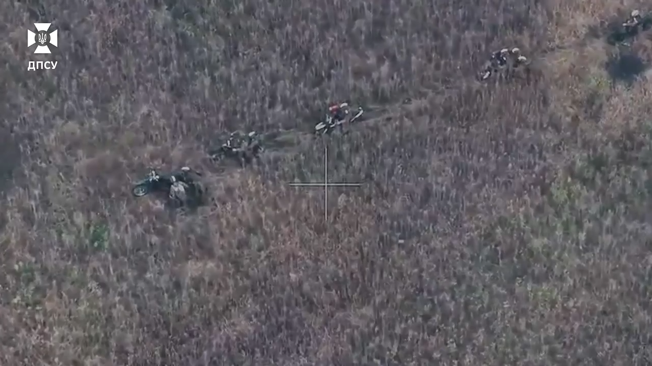 Окупанти задіяли мотоцикли та МТЛБ: прикордонники відбили масований штурм ворога  на Вовчанському напрямку. Відео