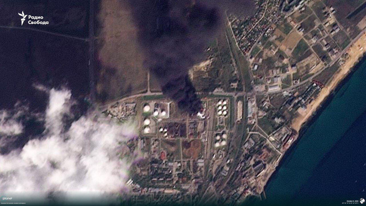 Дим розтягнувся на 12 кілометрів: пожежа на нафтобазі у Феодосії триває другу добу. Супутникові фото