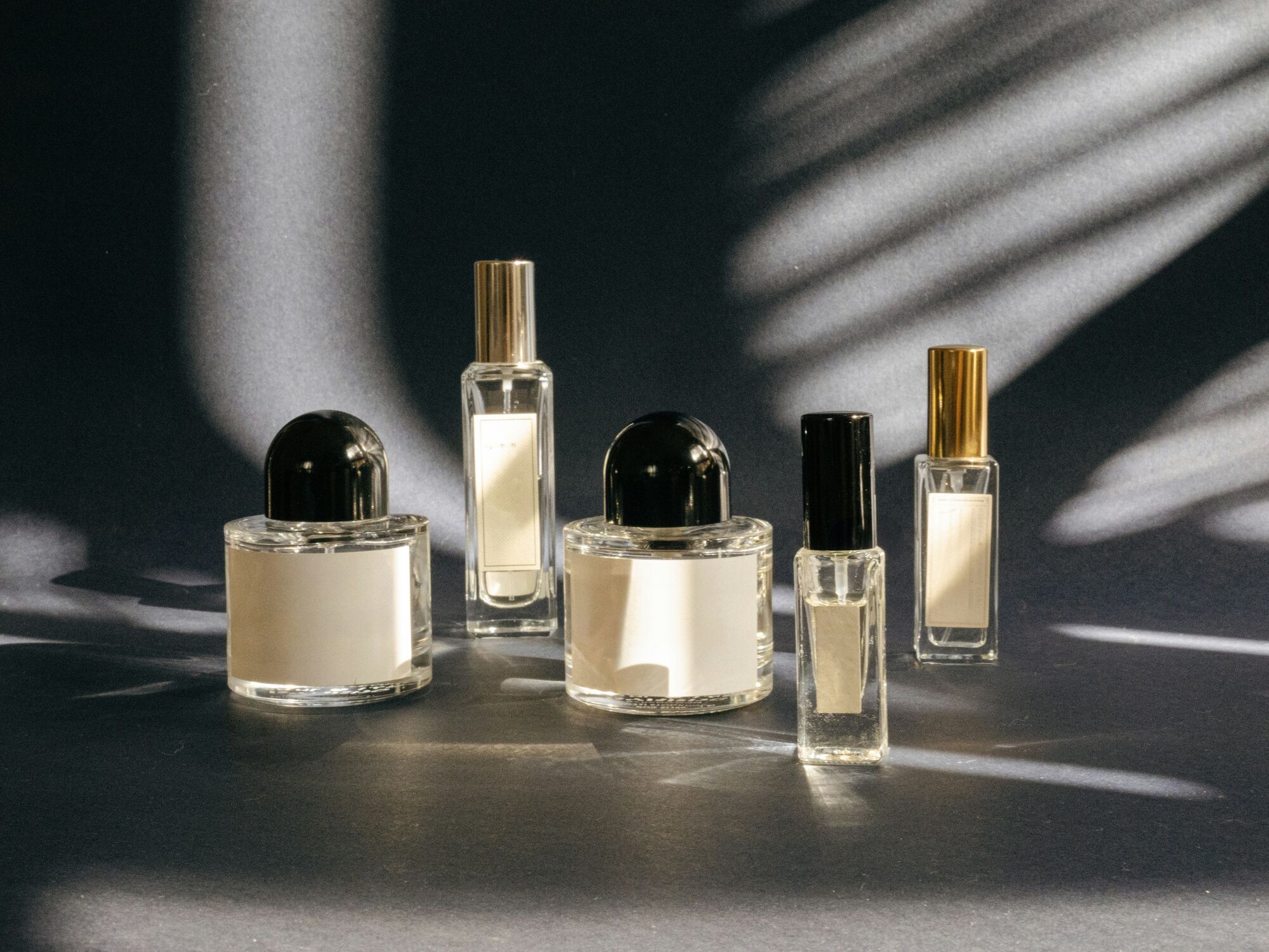 Як довго можна використовувати туш, помаду і крем для обличчя: знають одиниці