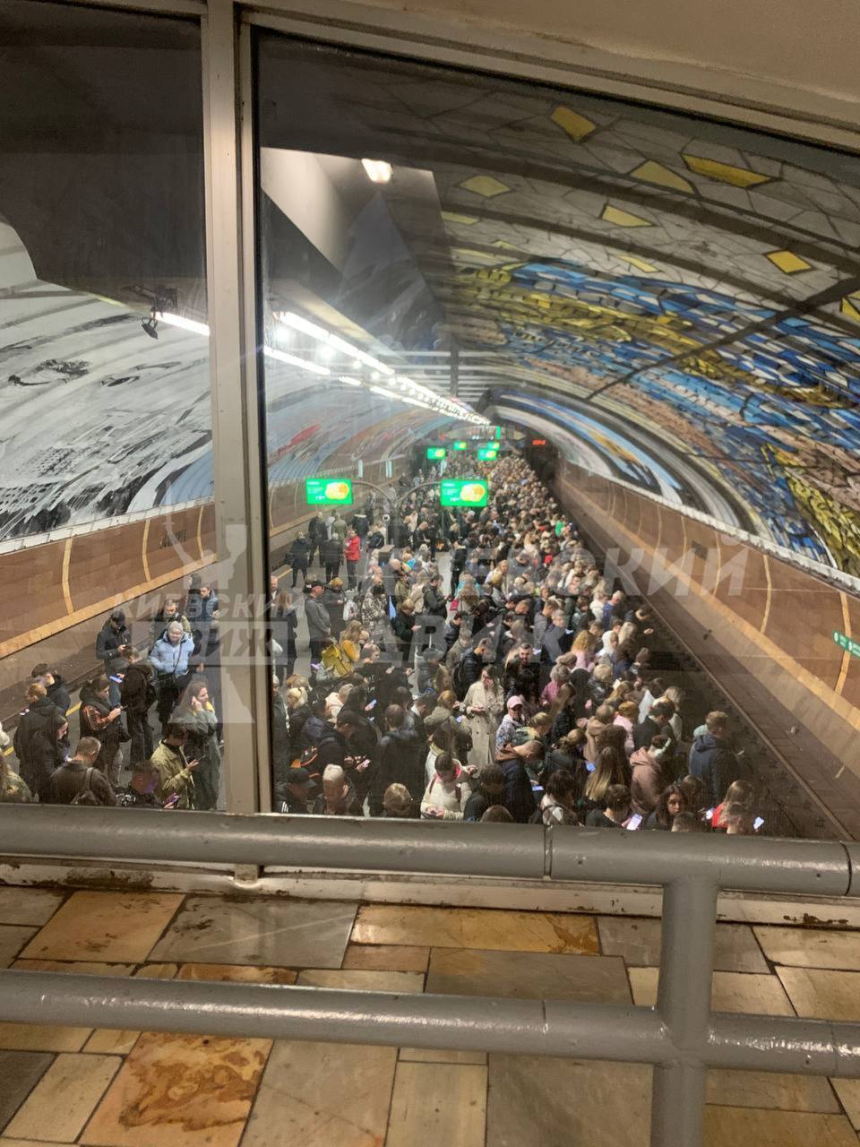 Шалені черги і переповнені маршрутки: у Києві через тривогу виник транспортний колапс. Фото і відео