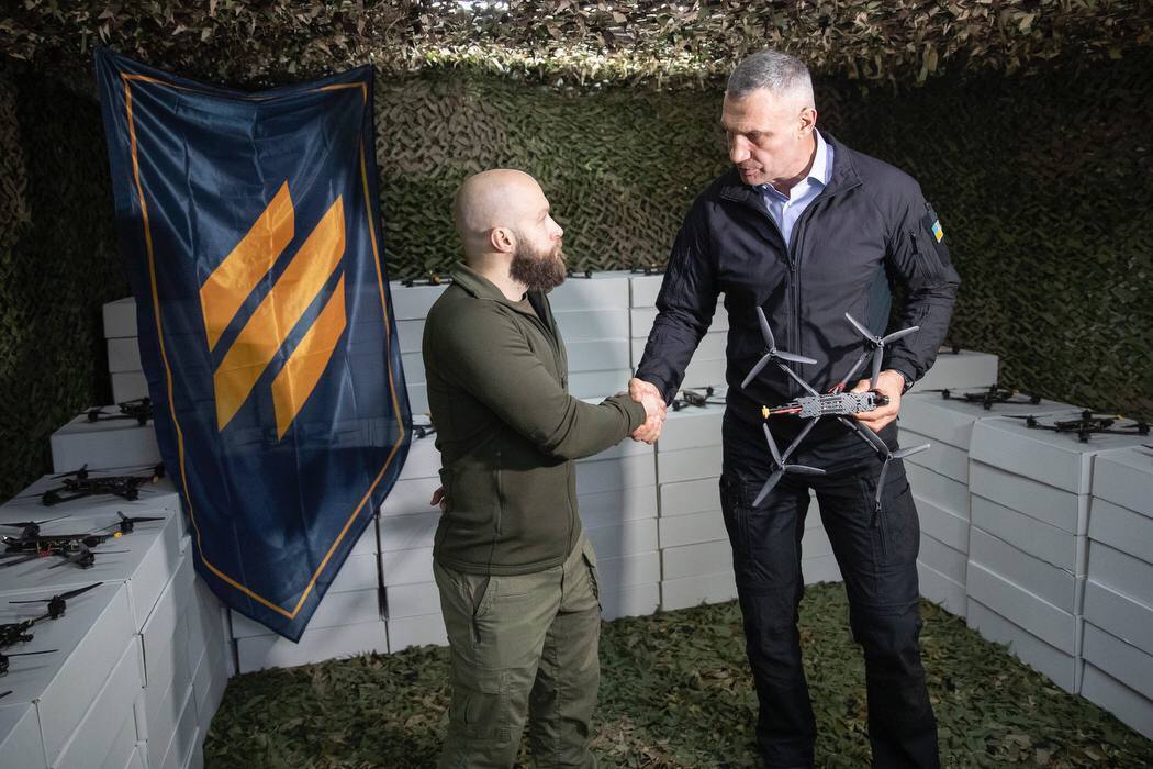 Еще 3 тыс. FPV-дронов: Кличко передал военным очередную партию помощи от Киева. Фото