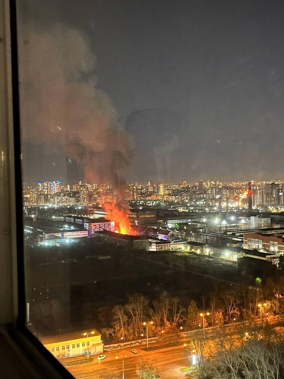 У Єкатеринбурзі спекотно: загорівся дах заводу, де виготовляють обладнання для АЕС і ТЕЦ. Фото, відео