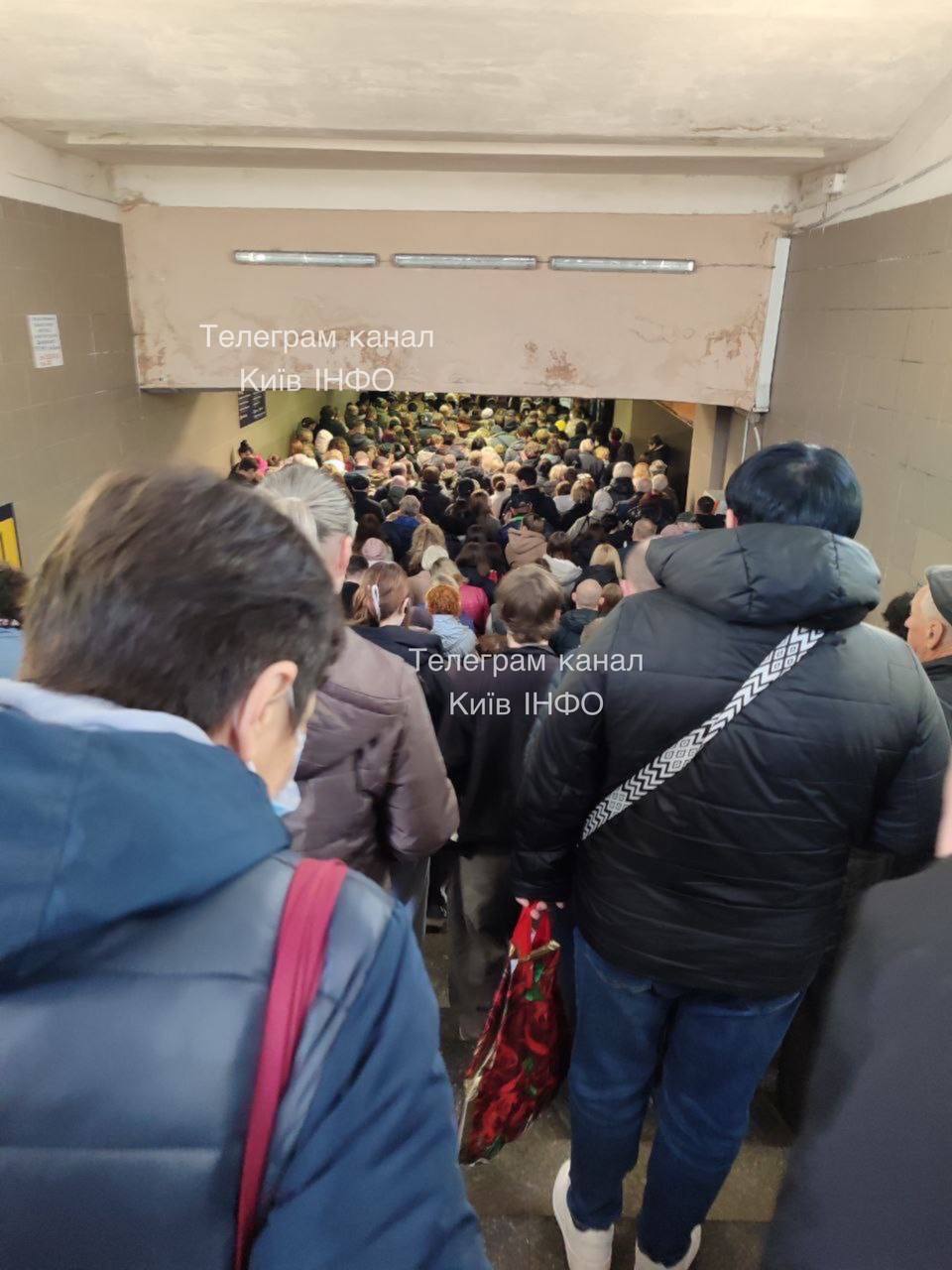 Шалені черги і переповнені маршрутки: у Києві через тривогу виник транспортний колапс. Фото і відео