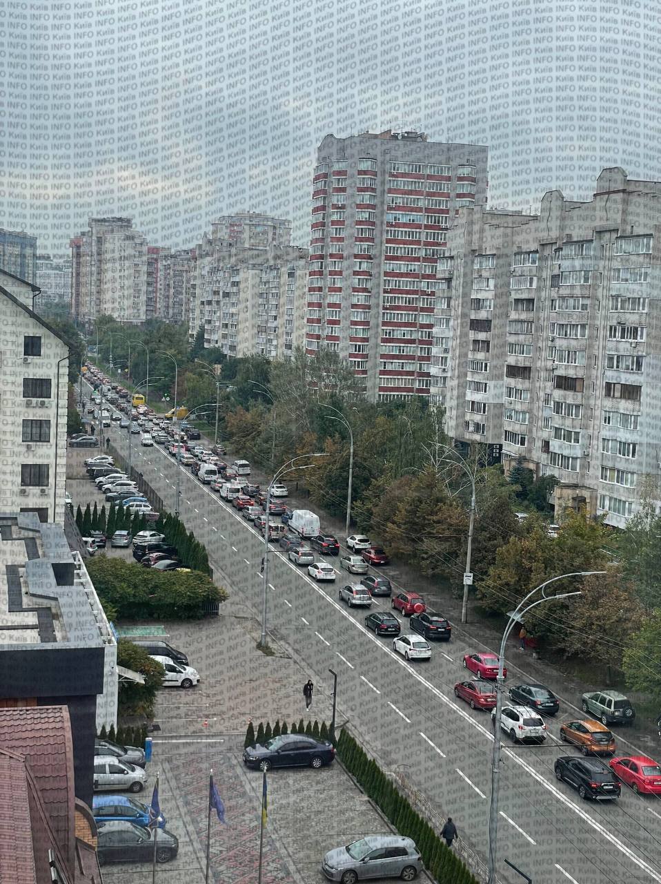 Шалені черги і переповнені маршрутки: у Києві через тривогу виник транспортний колапс. Фото і відео