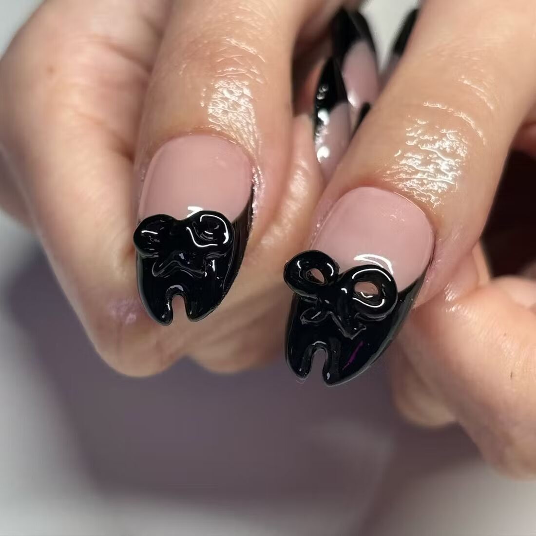 Самый модный прорыв 2025 года. Как выглядят ногти таби и что у них общего с обувью