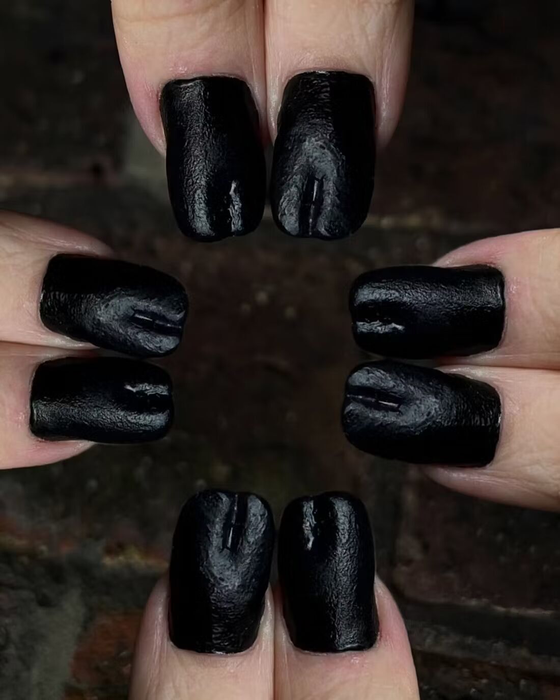 Самый модный прорыв 2025 года. Как выглядят ногти таби и что у них общего с обувью