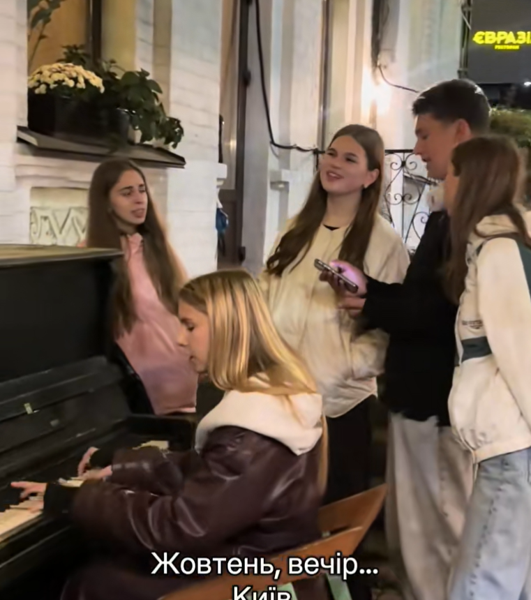 "Це золоте покоління, генофонд нації!" Підлітки, які співають українські пісні на вулиці Києва, довели мережу до мурах