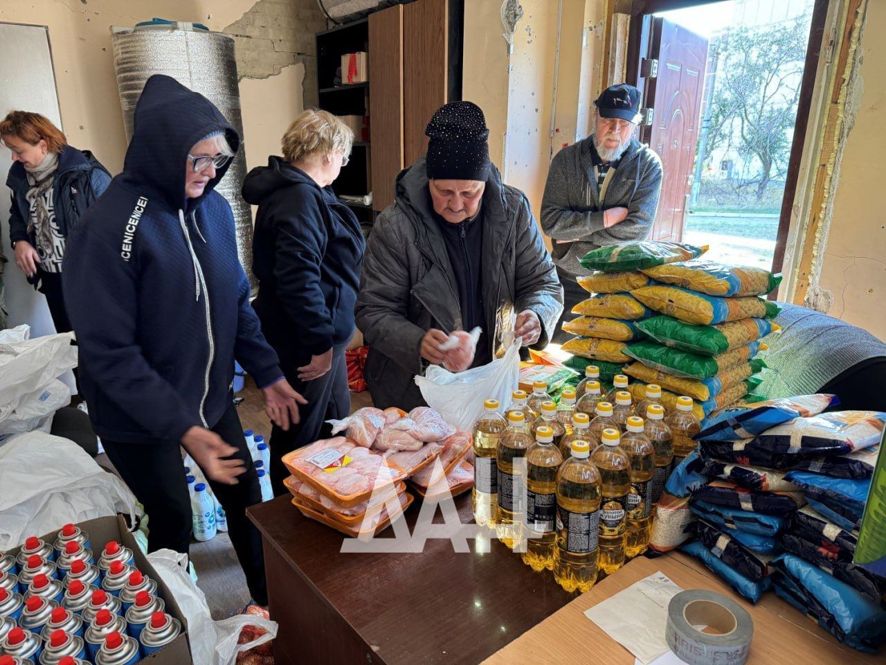 Из 14 тысяч осталось 24 человека: оккупанты устроили "праздник освобождения" в разрушенном Угледаре. Фото