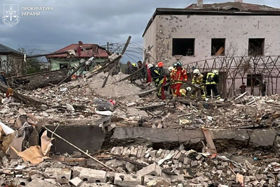 "Очень хорошая семья была": на Львовщине прощаются с матерью и ее 15-летней дочерью, которых убила Россия. Видео