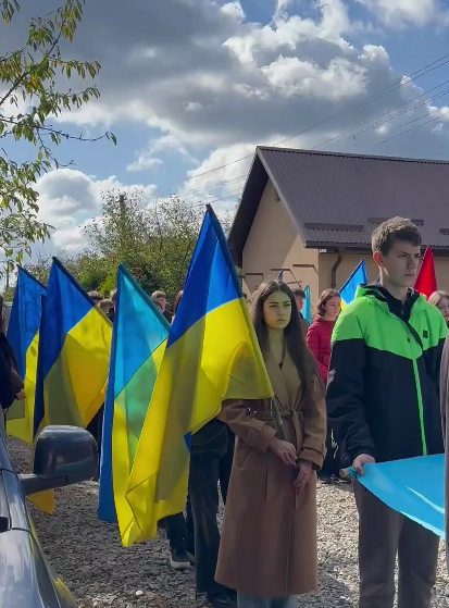 "Очень хорошая семья была": на Львовщине прощаются с матерью и ее 15-летней дочерью, которых убила Россия. Видео