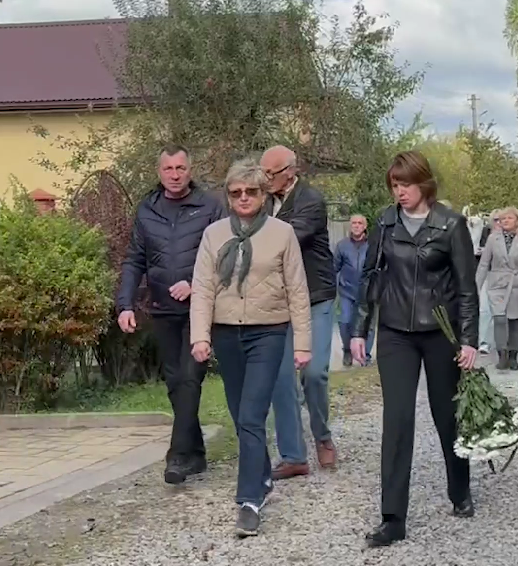 "Очень хорошая семья была": на Львовщине прощаются с матерью и ее 15-летней дочерью, которых убила Россия. Видео