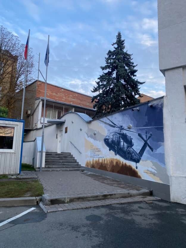 У центрі Києва з’явився мурал з гелікоптером, який придбали за донати чехів та передали ГУР. Фото