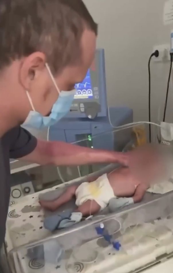 От видео разрывается сердце: мужчина впервые встретился с сыном, который родился во время атаки на Киев, которая убила его мать