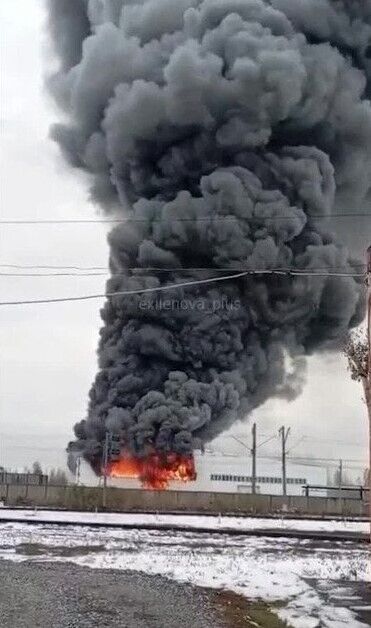 В Новосибирске произошел мощный пожар на складах возле завода, который выпускает электронику и микросхемы. Фото и видео