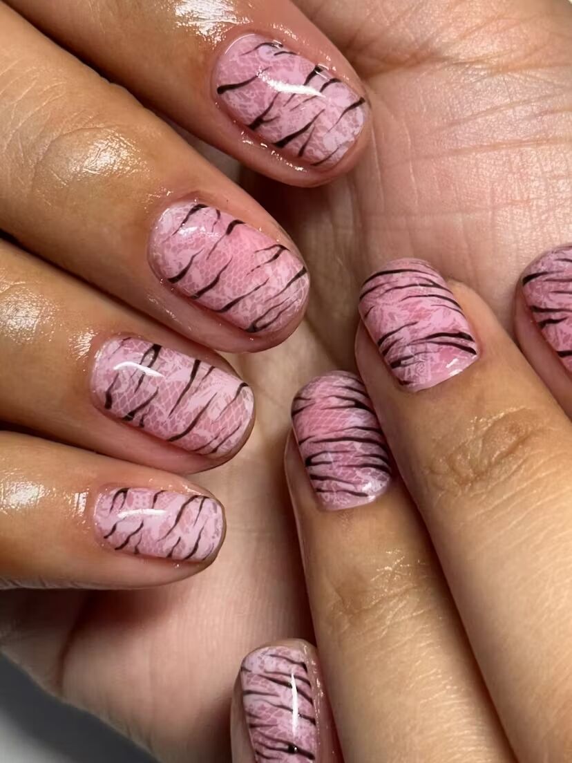 Мереживні нігті – модний тренд жовтня: який вигляд має манікюр, що приваблює і лякає водночас