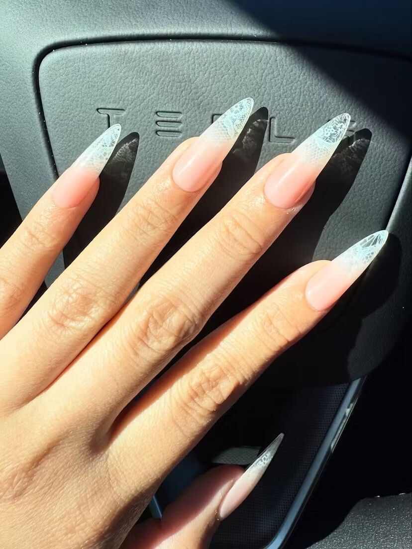 Мереживні нігті – модний тренд жовтня: який вигляд має манікюр, що приваблює і лякає водночас