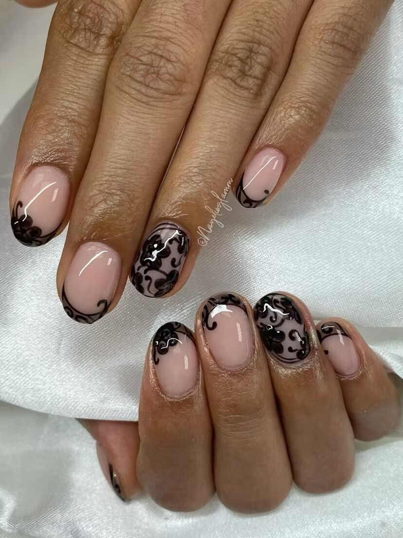 Мереживні нігті – модний тренд жовтня: який вигляд має манікюр, що приваблює і лякає водночас